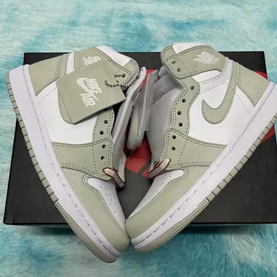 Get the Classic Look with the Best Jordan 1 Replica Sneakers on DHgate!